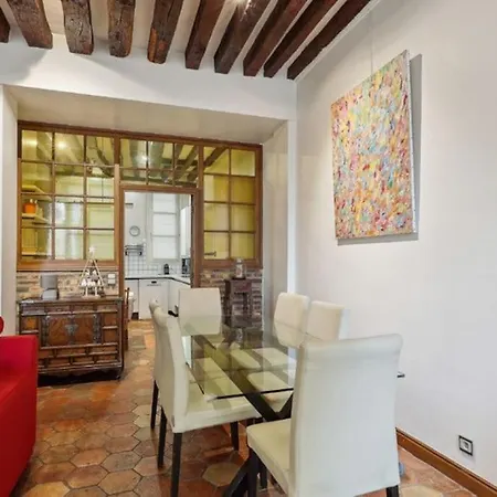 Marais Historical Center Parisian 3br