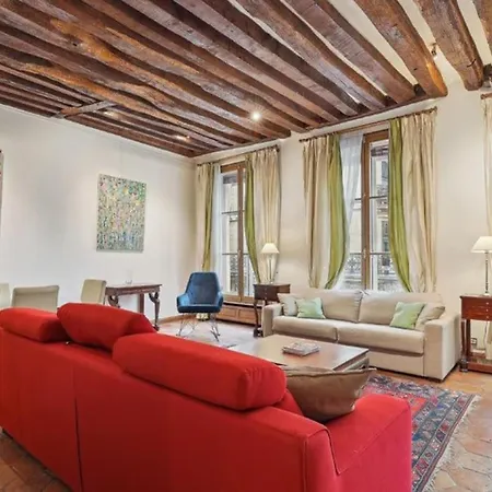 Marais Historical Center Parisian 3br *